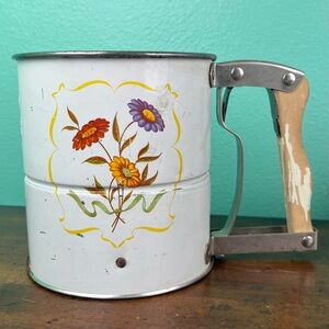 Vintage Androck Hand-i-Sift Flour Sifter Flowers Wood Handle farmhouse rustic